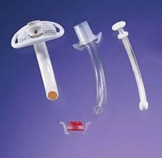  تراکیوستومی دو جداره بدون کاف سوراخ دار شایلی سایز8 وسیله ایست جهت شستشو و ساکشن راحت تراکیوستومی بیمار و نیز قابلیت صحبت کردن در بیماران هوشیار با استفاده از درپوش DCP  که داخل هر ست موجود است.ساخت مکزیک و تحت لیسانس برند کوادین است.قطر داخلی یا ID  7.6 میلیمتر و قطر خارجی  یا OD آن 12.2 میلیمتر است.