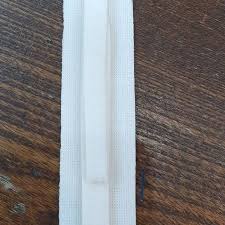  برای ثابت کردن تراکیوستومی به دور گردن از وسیله ای به نام هولدر یا گردنبد استفاده می‌شود.قابلیت چسبیدن و شستشو و تغییر سایز دارد.