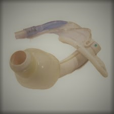  تراکیوستومی  دو جداره فلکسیبل کافدار سایز 8.5 شایلی قطر داخلی 8.5 و قطر خارجی 12.2 90 درجه طول لوله 79 میلیمتر برند شایلی covidien